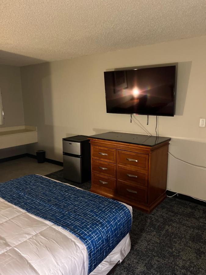 Travelodge By Wyndham Lincoln Northeast Экстерьер фото