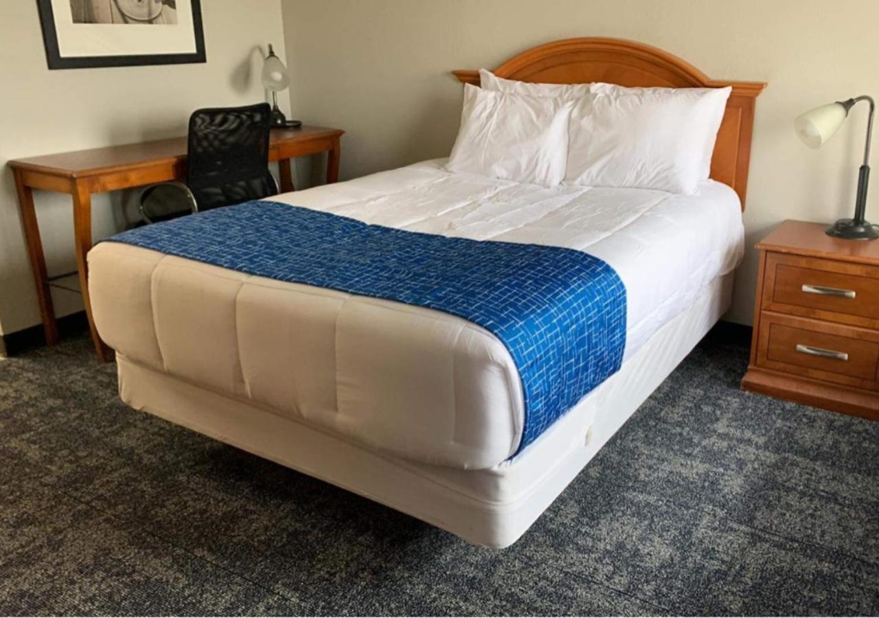 Travelodge By Wyndham Lincoln Northeast Экстерьер фото