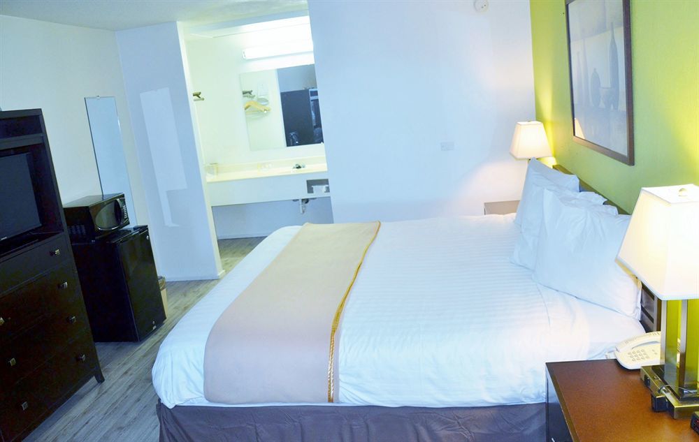 Travelodge By Wyndham Lincoln Northeast Экстерьер фото