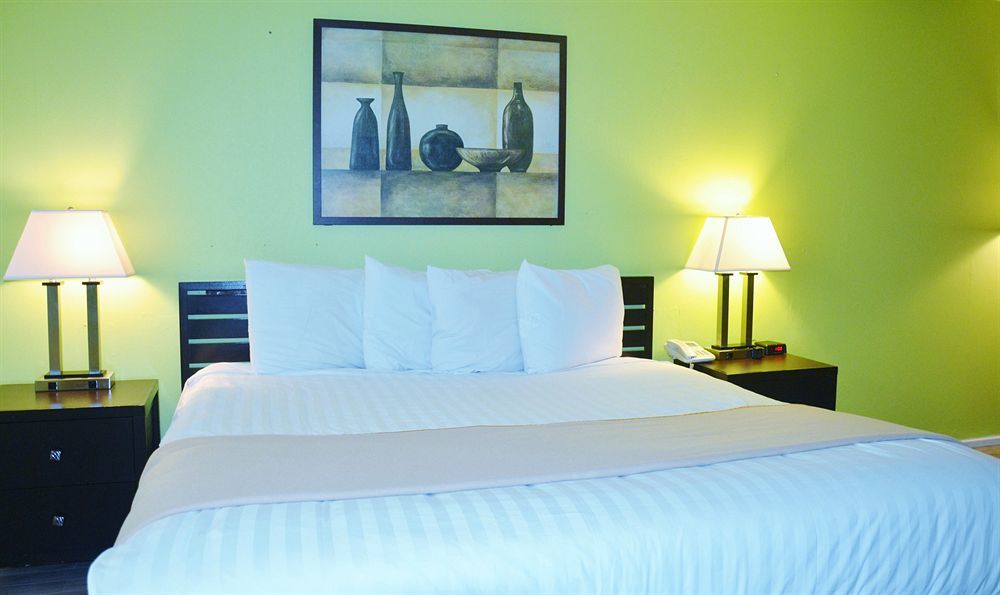Travelodge By Wyndham Lincoln Northeast Экстерьер фото