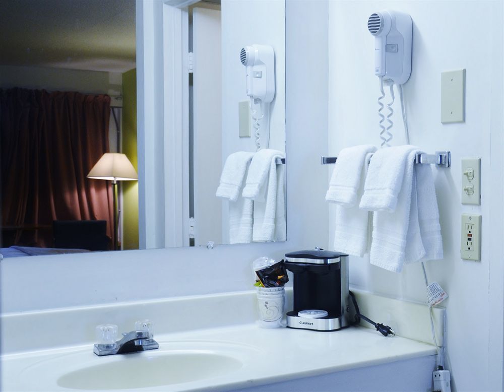 Travelodge By Wyndham Lincoln Northeast Экстерьер фото